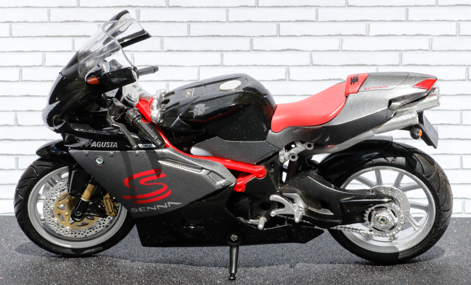 New Ray 1-12 MV Agusta F4 Senna